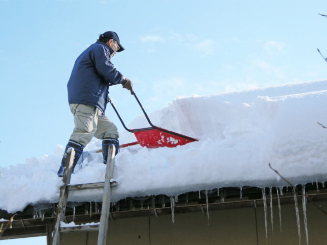 屋根[雪下ろし]のコツと目安！屋根の雪下ろしの相場と注意したい事故！